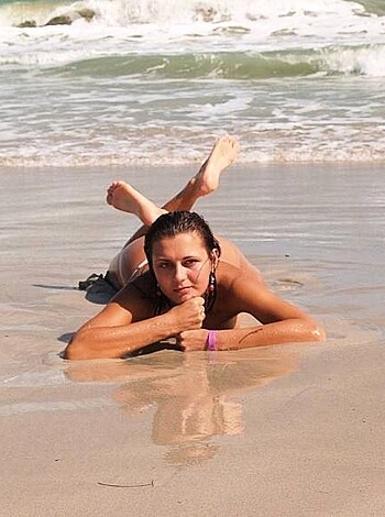Perfect body nude and topless on beach vacations - Photo 9