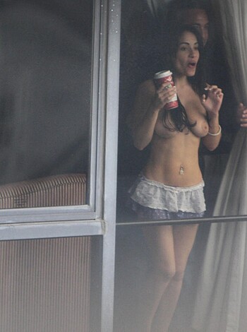 Voyeur - Window View - Photo 7
