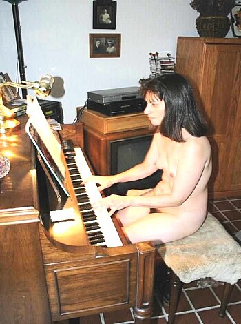Nudist women do their work naked - Photo 5