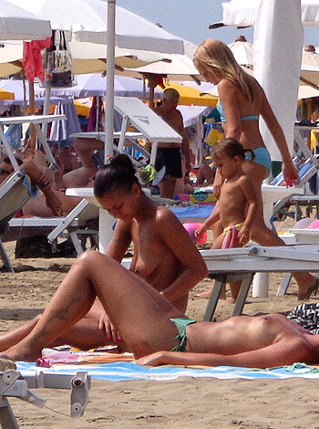 Girls sunbathing on italian beach of the Adriatic Coast - Photo 11