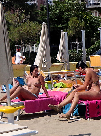 Girls sunbathing on italian beach of the Adriatic Coast - Photo 6