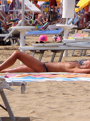 Girls sunbathing on italian beach of the Adriatic Coast - Photo 9