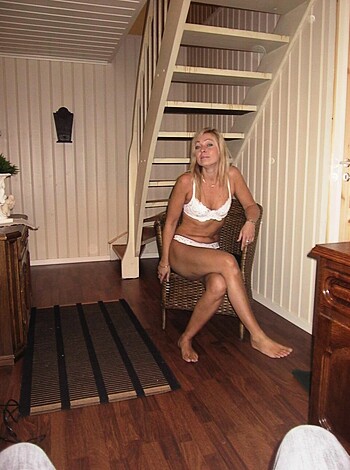 Sexy Blonde Amateur Wife 10 - Photo 5