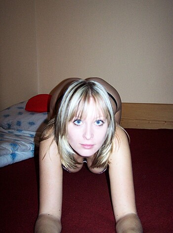 Naked Blonde Amateur Babe 2 - Photo 28