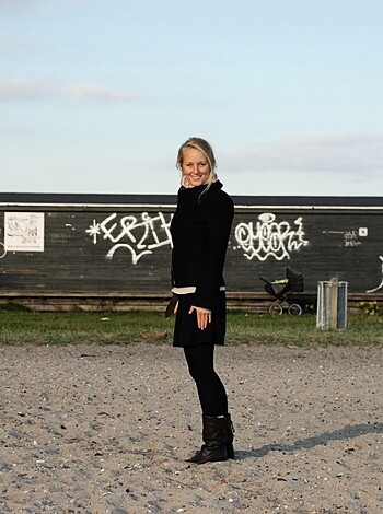"Here's an ugly cunt bitch chick wifey on some fuckin sandy shore wit a big-ass bitch-ass graffito wall behind her, ya dig? Fuck yeah!"