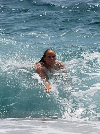 Dude is banging chick in the fucking sea while getting soaked in salty nutrient-rich seawater.