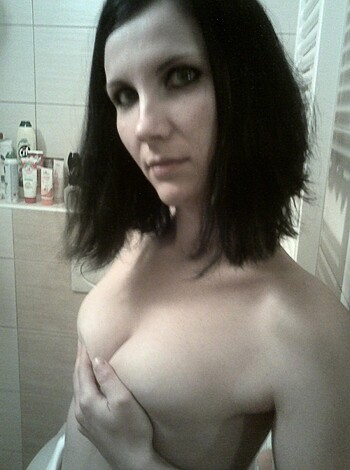Sexy Babe posing 2 - Photo 10