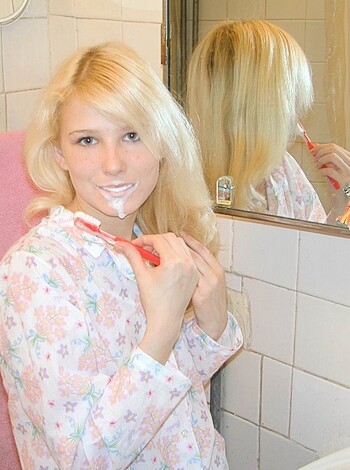 Blodne teen naked in bathroom - Photo 1