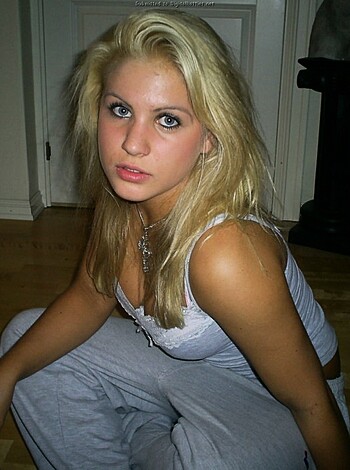 Downblouse/Cleavage 1 - Photo 6
