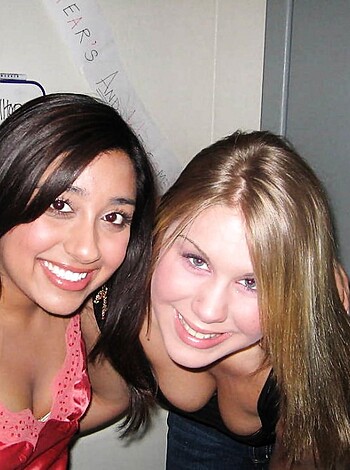 Downblouse/Cleavage 1 - Photo 3