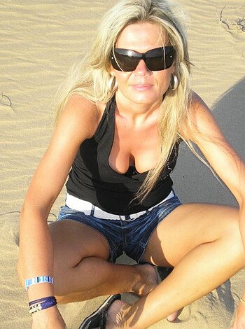 Downblouse/Cleavage 1 - Photo 12