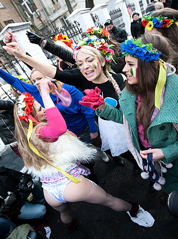 satin panties - Femen Ukraine - Photo 2