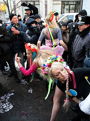 satin panties - Femen Ukraine - Photo 8