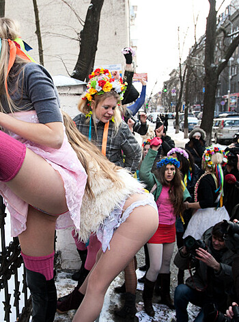 satin panties - Femen Ukraine - Photo 4