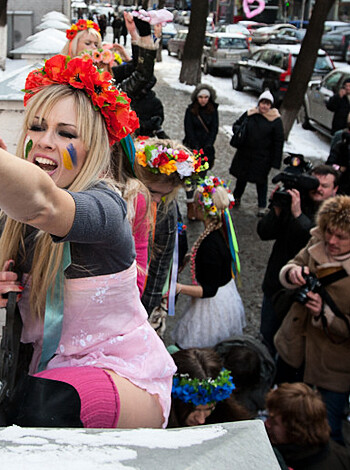 satin panties - Femen Ukraine - Photo 6