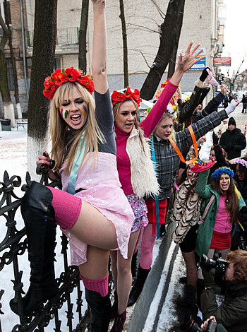 satin panties - Femen Ukraine - Photo 5