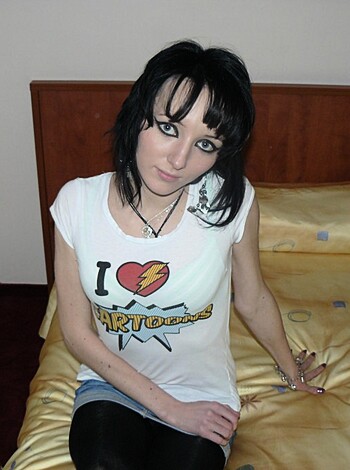 Sexy Amateur Hottie posing 20 - Photo 32
