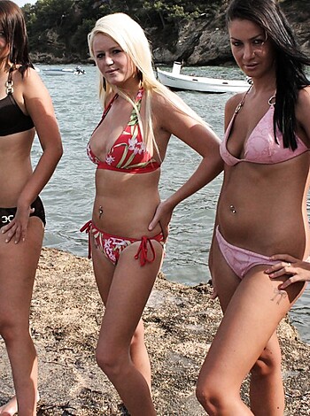 2 topless beach babes - Photo 9