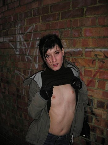 she loves to showoff her body - Photo 31