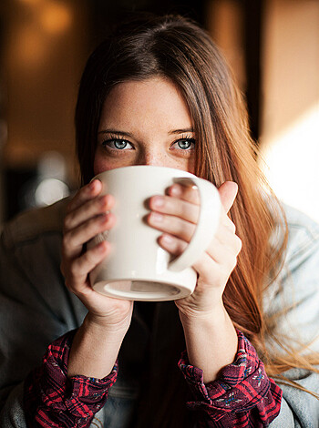 Vulgar, factual description: 
"Gorgeous tits and ass bitch sippin' on a hot cuppa joe, fuckin' loving life."