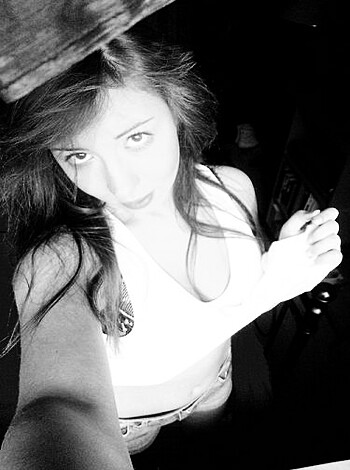 horny bitch - Photo 3