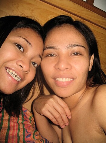 Guy having fun with 2 thai whores - Photo 75