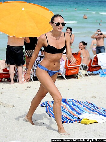 Candice Swanepoel Bikini Ass Candids In Miami - Photo 4