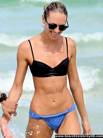Candice Swanepoel Bikini Ass Candids In Miami - Photo 11