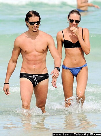 Candice Swanepoel Bikini Ass Candids In Miami - Photo 13