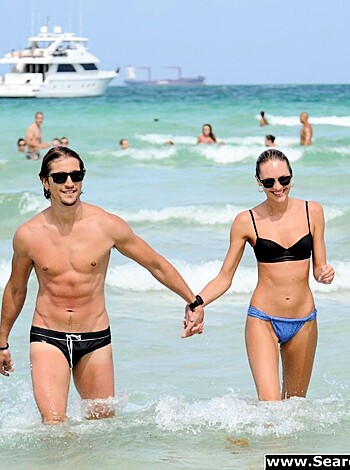 Candice Swanepoel Bikini Ass Candids In Miami - Photo 17
