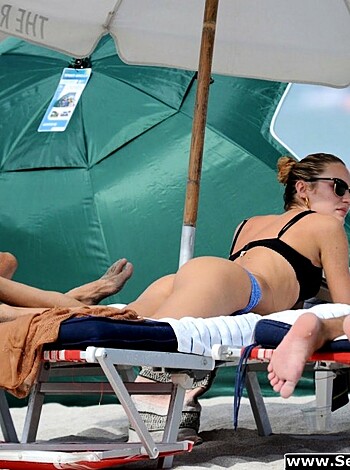 Candice Swanepoel Bikini Ass Candids In Miami - Photo 24