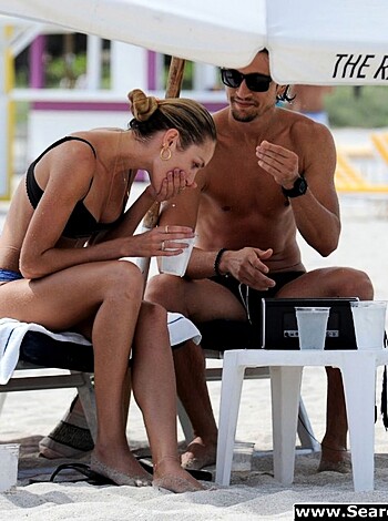 Candice Swanepoel Bikini Ass Candids In Miami - Photo 26