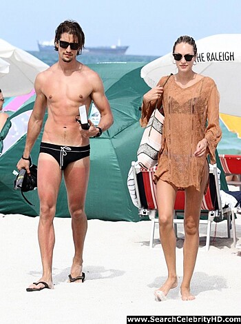 Candice Swanepoel Bikini Ass Candids In Miami - Photo 31