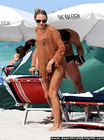 Candice Swanepoel Bikini Ass Candids In Miami - Photo 30