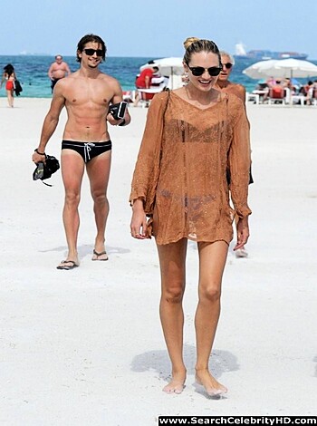 Candice Swanepoel Bikini Ass Candids In Miami - Photo 33