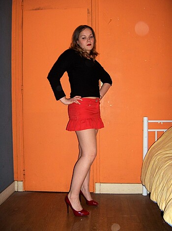 Curvy brunette posing and sucking cock - Photo 8