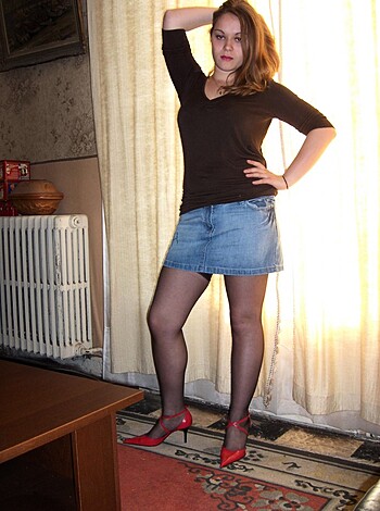 Curvy brunette posing and sucking cock - Photo 17