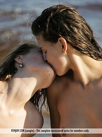 Linsey, Katrin - Snack On The Beach - Photo 8
