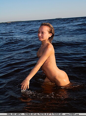 Wet and hot body - Photo 4