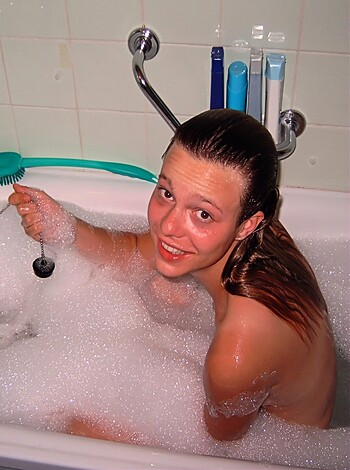 amateur teen babe naked from bath to bed - Photo 1