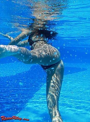 Raven in the pool - Photo 15