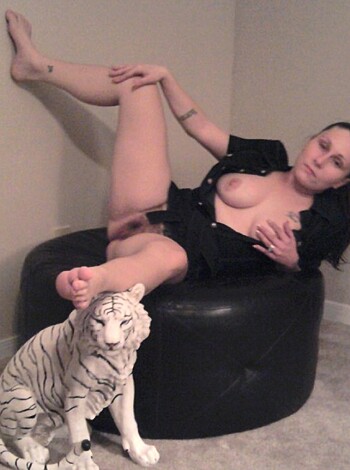 Stupid Slut - Photo 2