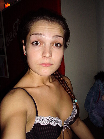 Cute girlfriend get fucked at home - Photo 4