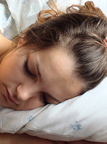 Cute girlfriend get fucked at home - Photo 15
