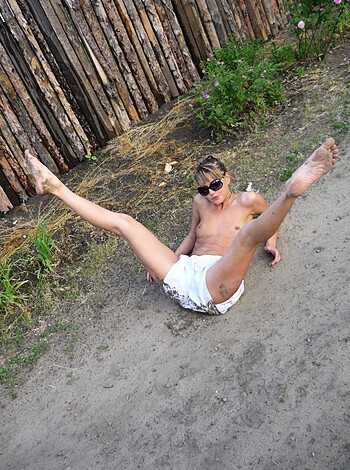 PikoTOP - blonde teen posing at beach - Photo 17
