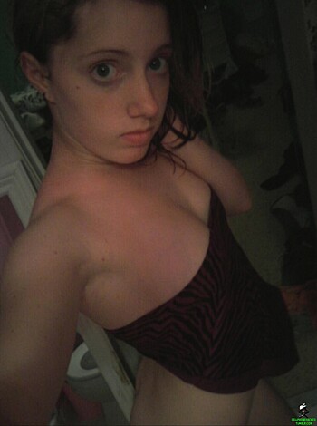 "Look at that f***ing hot babe taking a selfie of her tits in the mirror, she's got a perfect rack."