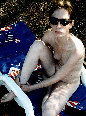 A naked fucking moron sittin' on some chair with no goddamn clothes, dumbass.