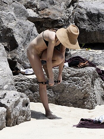 Beach Voyeur - 56 - Changing on the Beach - Photo 4