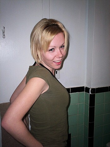 Sexy blonde posing - Photo 1