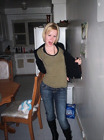 Sexy blonde posing - Photo 12